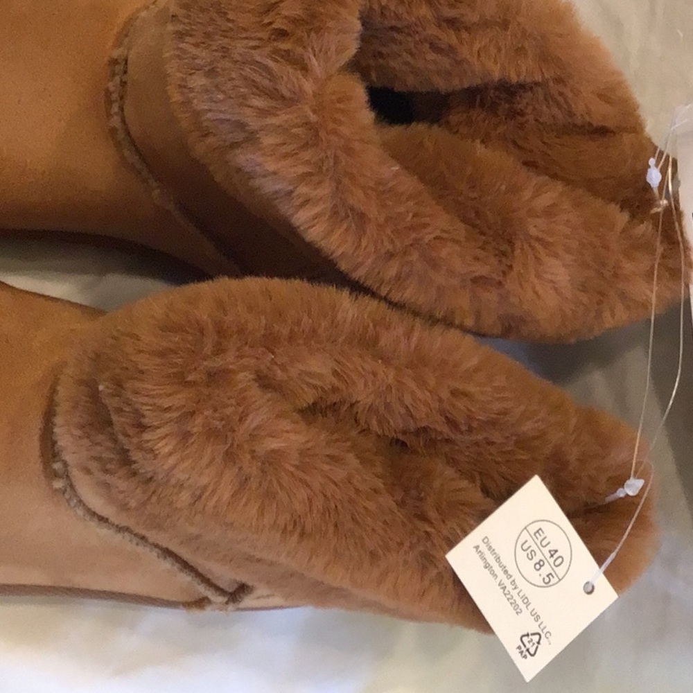 Size 8.5 New with tags. Tan, faux fur, really warm.
